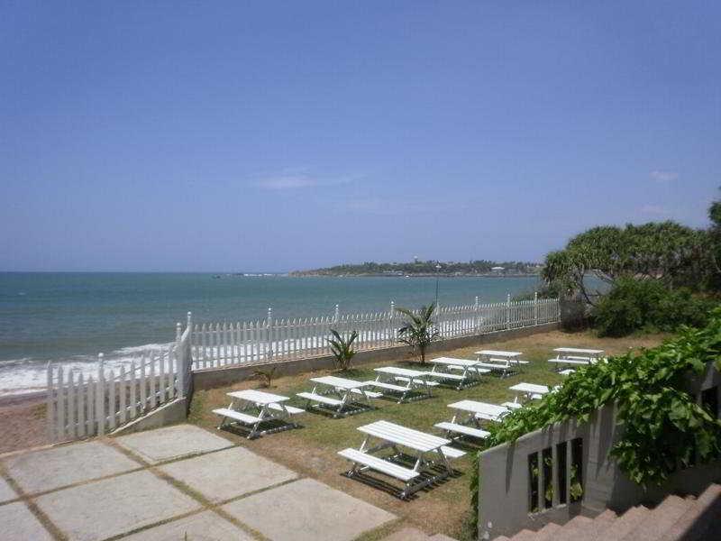 Peacock Beach Hotel Hambantota Exterior photo