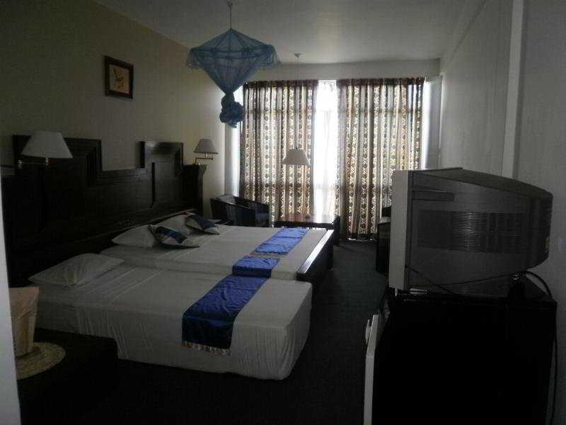 Peacock Beach Hotel Hambantota Exterior photo