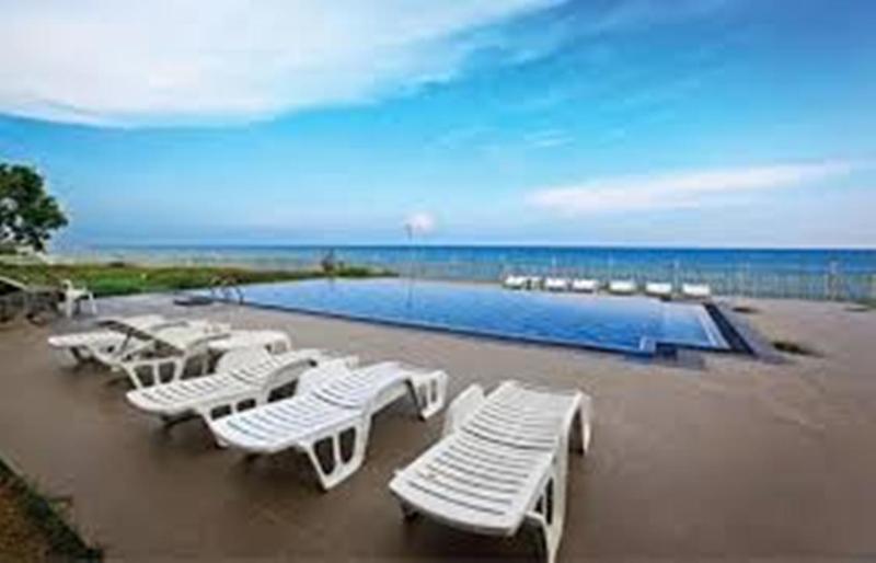Peacock Beach Hotel Hambantota Exterior photo