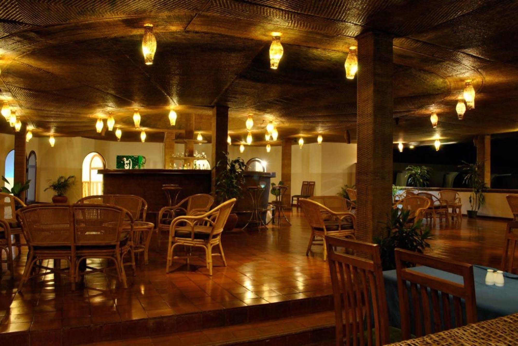 Peacock Beach Hotel Hambantota Exterior photo