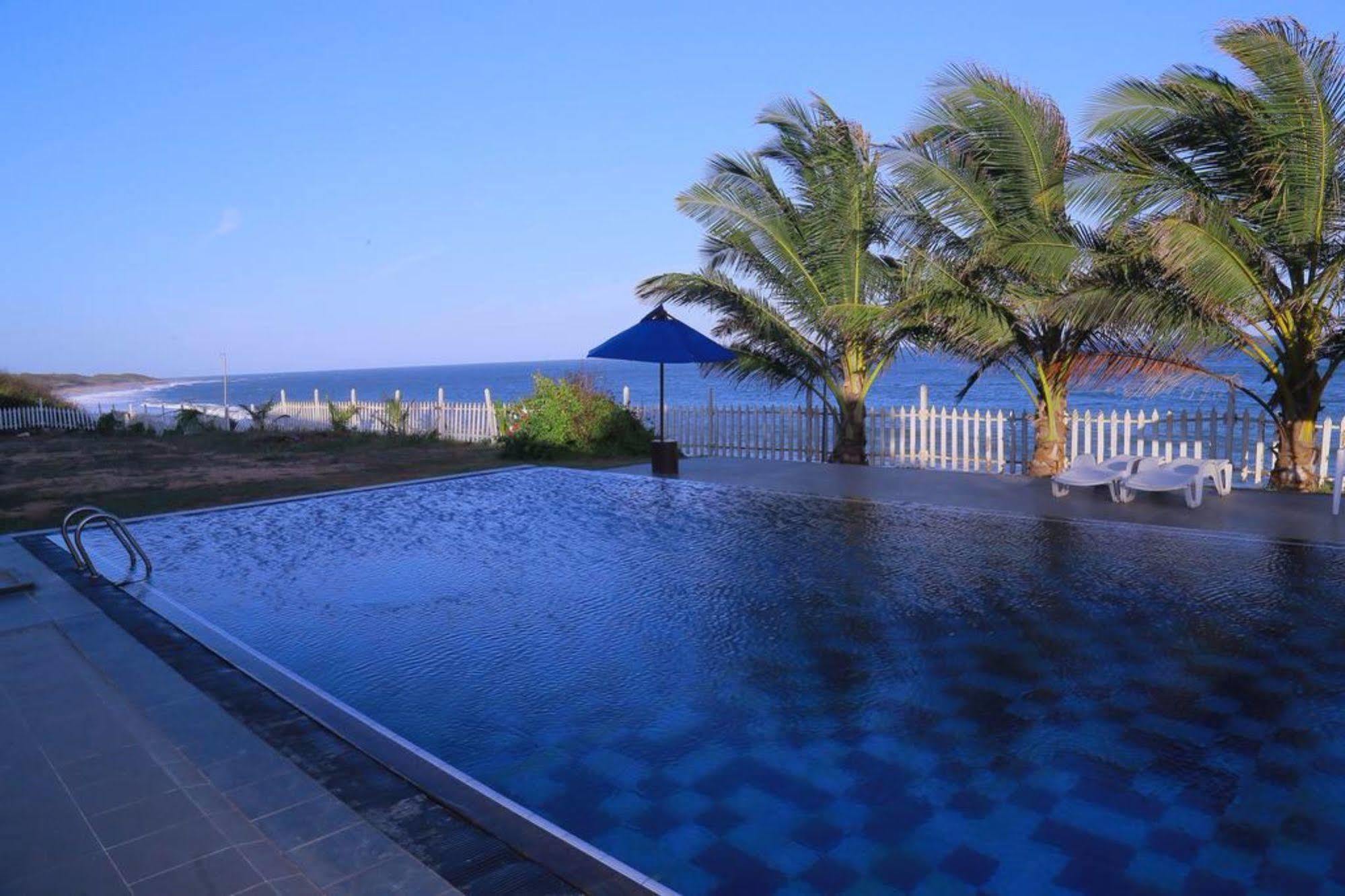 Peacock Beach Hotel Hambantota Exterior photo