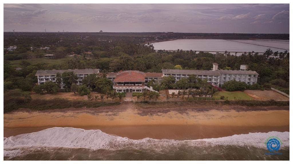 Peacock Beach Hotel Hambantota Exterior photo